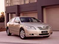 What are the dimensions and capacity of the Toyota Camry XV40?